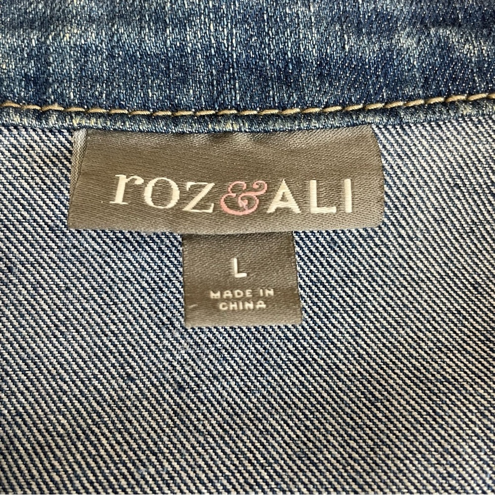Roz & Ali Distressed Blue Denim Trucker Style Jean Jacket Studded Yoke & Collar - Picture 4 of 8